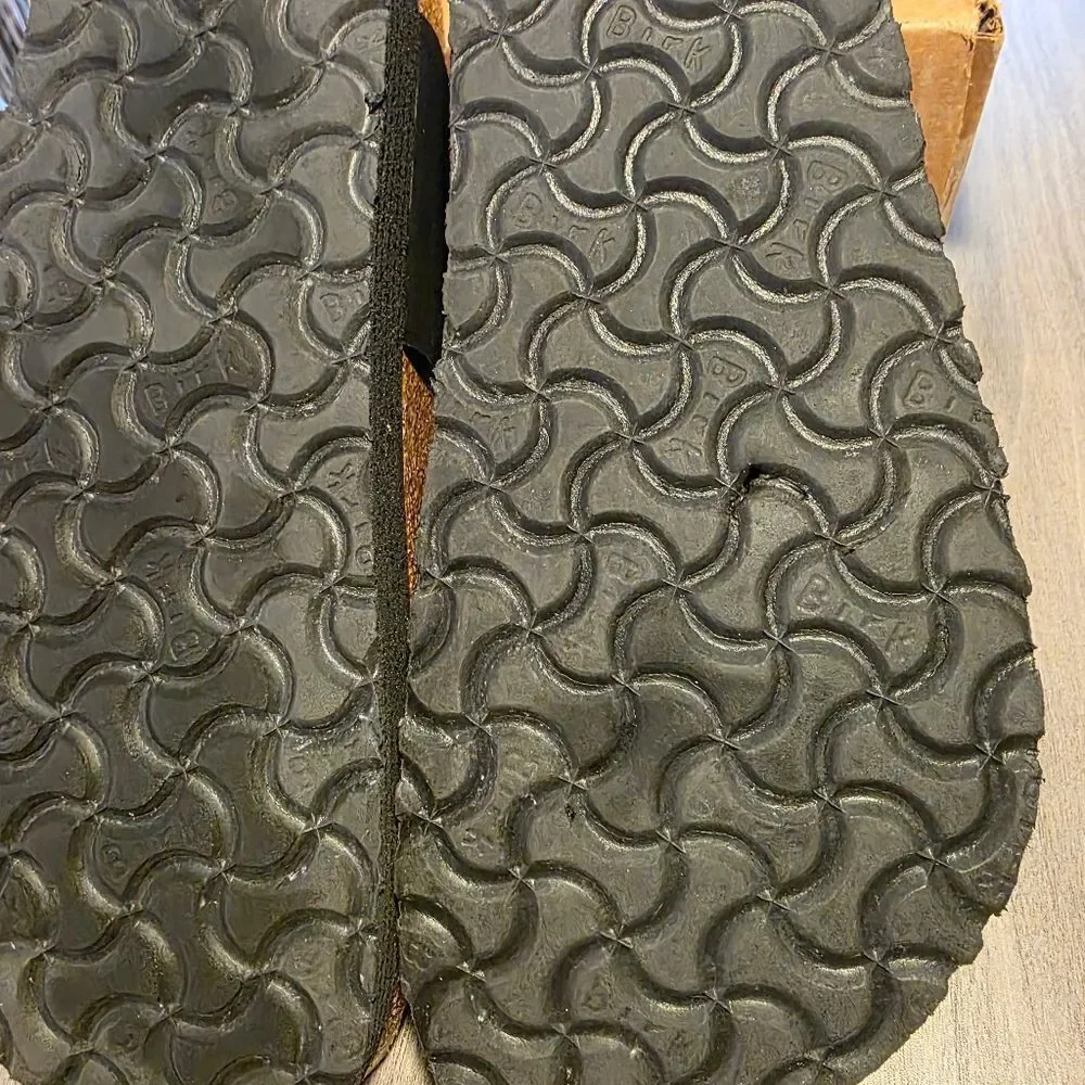 Birkenstocks Gizeh Grooved Black and Tan Platform Sandals Size 41